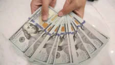 Rupiah melemah terhadap dolar AS pada perdagangan Senin, 31 Agustus 2026.(Foto : ANTARA FOTO/Muhammad Iqbal)