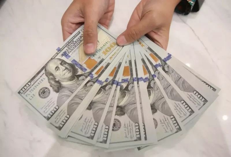 Rupiah melemah terhadap dolar AS pada perdagangan Senin, 31 Agustus 2026.(Foto : ANTARA FOTO/Muhammad Iqbal)