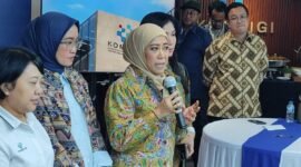 Menteri Komunikasi dan Digital (Menkomdigi) Meutya Hafid (tengah) di Kantor Kementerian Komdigi, Jakarta, Senin (3/8/2026).(Foto : KOMPAS.com/Nawir Arsyad Akbar)