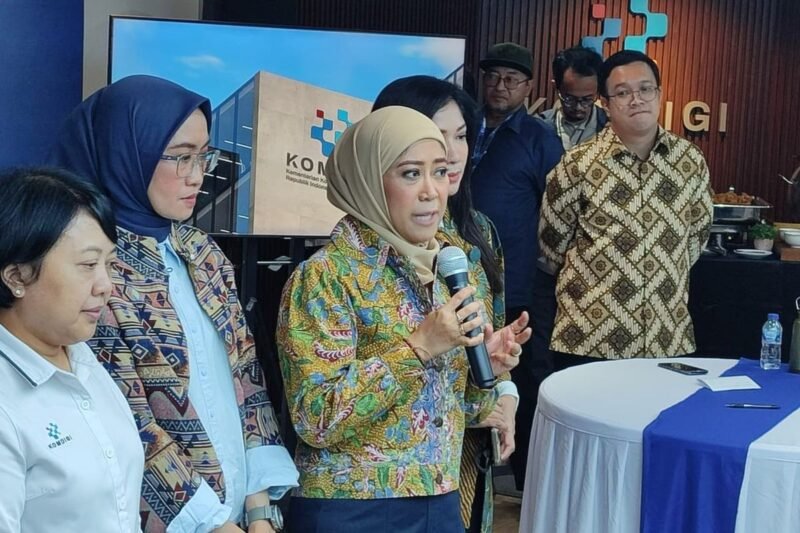Menteri Komunikasi dan Digital (Menkomdigi) Meutya Hafid (tengah) di Kantor Kementerian Komdigi, Jakarta, Senin (3/8/2026).(Foto : KOMPAS.com/Nawir Arsyad Akbar)