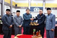 Wali Kota Alfin menghadiri sidang paripurna DPRD Kota Sungai Penuh terkait Ranperda Pertanggungjawaban APBD 2025, Selasa (14/7).