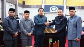 Wali Kota Alfin menghadiri sidang paripurna DPRD Kota Sungai Penuh terkait Ranperda Pertanggungjawaban APBD 2025, Selasa (14/7).