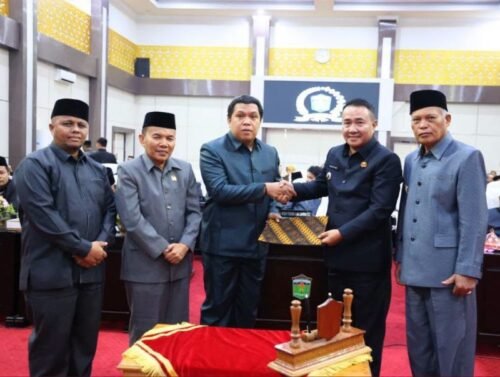 Wali Kota Alfin menghadiri sidang paripurna DPRD Kota Sungai Penuh terkait Ranperda Pertanggungjawaban APBD 2025, Selasa (14/7).
