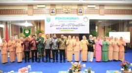 Hutri Randa menghadiri pengukuhan pengurus DWP Sungai Penuh.