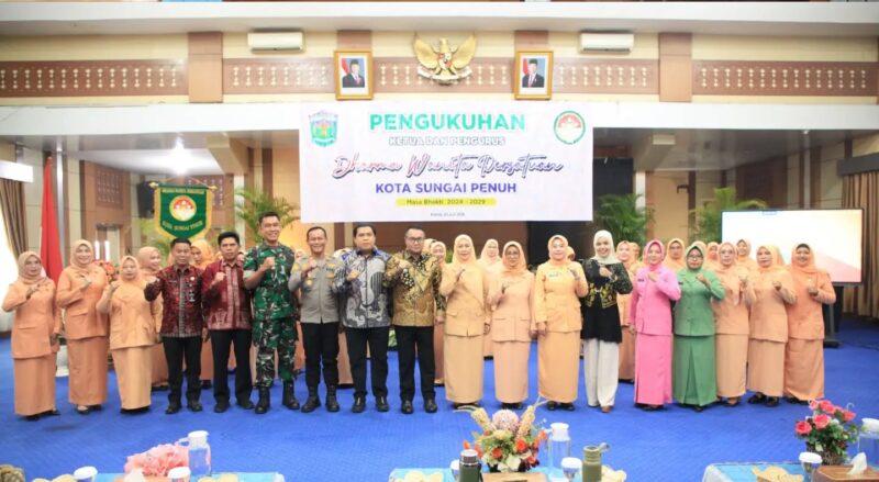 Hutri Randa menghadiri pengukuhan pengurus DWP Sungai Penuh.