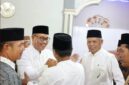 Wali Kota Sungai Penuh Alfin bersama Wakil Wali Kota Azhar Hamzah saat melaksanakan Safari Jumat di Masjid Tawakkal, Desa Sungai Ning.(Foto : Prokopim Kota Sungai Penuh)