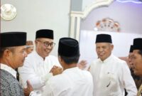 Wali Kota Sungai Penuh Alfin bersama Wakil Wali Kota Azhar Hamzah saat melaksanakan Safari Jumat di Masjid Tawakkal, Desa Sungai Ning.(Foto : Prokopim Kota Sungai Penuh)