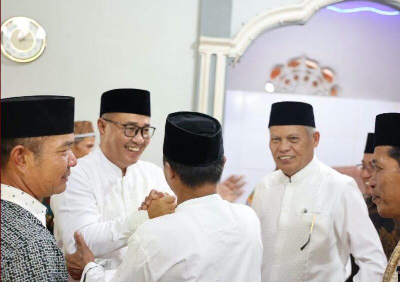 Wali Kota Sungai Penuh Alfin bersama Wakil Wali Kota Azhar Hamzah saat melaksanakan Safari Jumat di Masjid Tawakkal, Desa Sungai Ning.(Foto : Prokopim Kota Sungai Penuh)