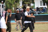 Wali Kota Alfin ikut laga persahabatan melawan Polres Kerinci di Lapangan Merdeka.(Foto:Diskominfosta Sungai Penuh)