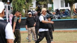 Wali Kota Alfin ikut laga persahabatan melawan Polres Kerinci di Lapangan Merdeka.(Foto:Diskominfosta Sungai Penuh)