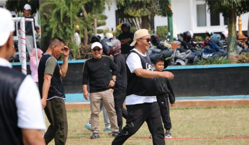 Wali Kota Alfin ikut laga persahabatan melawan Polres Kerinci di Lapangan Merdeka.(Foto:Diskominfosta Sungai Penuh)