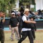 Wali Kota Alfin ikut laga persahabatan melawan Polres Kerinci di Lapangan Merdeka.(Foto:Diskominfosta Sungai Penuh)