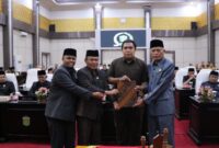 Wakil Wali Kota Sungai Penuh Azhar Hamzah menghadiri Rapat Paripurna DPRD dengan agenda penandatanganan Nota Kesepakatan KUA dan PPAS Tahun Anggaran 2027.(Foto : Diskominfosta Sungai Penuh)