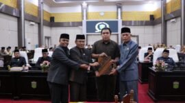 Wakil Wali Kota Sungai Penuh Azhar Hamzah menghadiri Rapat Paripurna DPRD dengan agenda penandatanganan Nota Kesepakatan KUA dan PPAS Tahun Anggaran 2027.(Foto : Diskominfosta Sungai Penuh)