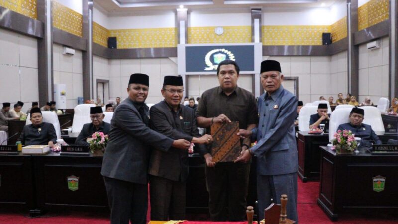 Wakil Wali Kota Sungai Penuh Azhar Hamzah menghadiri Rapat Paripurna DPRD dengan agenda penandatanganan Nota Kesepakatan KUA dan PPAS Tahun Anggaran 2027.(Foto : Diskominfosta Sungai Penuh)