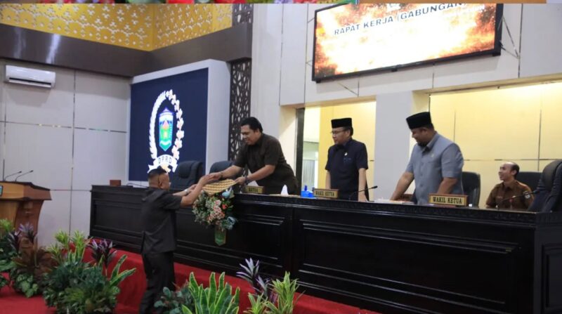 Ketua DPRD Kota Sungai Penuh Hutri Randa memimpin rapat kerja pembahasan KUA-PPAS Tahun Anggaran 2027.