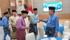 Wawako Sungai Penuh Azhar Hamzah saat menghadiri HUT ke-61 Tanjab Barat.( Foto : Diskominfosta Sungai Penuh)