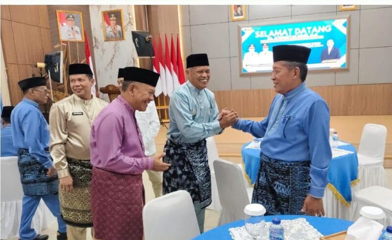 Wawako Sungai Penuh Azhar Hamzah saat menghadiri HUT ke-61 Tanjab Barat.( Foto : Diskominfosta Sungai Penuh)