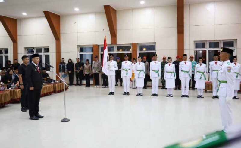 Wali Kota Sungai Penuh Alfin mengukuhkan 30 anggota Paskibraka Tahun 2026 di Gedung Nasional.(Foto : Prokopim Kota Sungai Penuh)