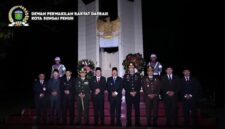 Ketua DPRD Kota Sungai Penuh Hutri Randa mengikuti Apel Kehormatan dan Renungan Suci di TMP Semumu, Minggu (16/08/2026).