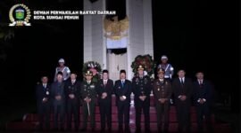 Ketua DPRD Kota Sungai Penuh Hutri Randa mengikuti Apel Kehormatan dan Renungan Suci di TMP Semumu, Minggu (16/08/2026).