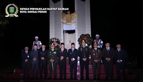 Ketua DPRD Kota Sungai Penuh Hutri Randa mengikuti Apel Kehormatan dan Renungan Suci di TMP Semumu, Minggu (16/08/2026).