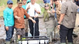 Wakil Wali Kota Sungai Penuh Azhar Hamzah melakukan tanam perdana Penerapan PM-AAS bersama BRMP Jambi.(Foto : Prokopim Kota Sungai Penuh)