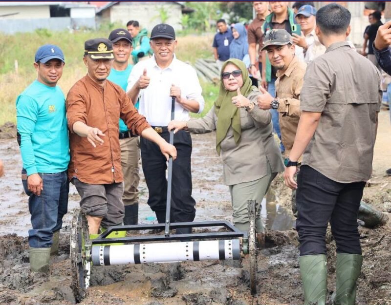 Wakil Wali Kota Sungai Penuh Azhar Hamzah melakukan tanam perdana Penerapan PM-AAS bersama BRMP Jambi.(Foto : Prokopim Kota Sungai Penuh)