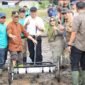Wakil Wali Kota Sungai Penuh Azhar Hamzah melakukan tanam perdana Penerapan PM-AAS bersama BRMP Jambi.(Foto : Prokopim Kota Sungai Penuh)