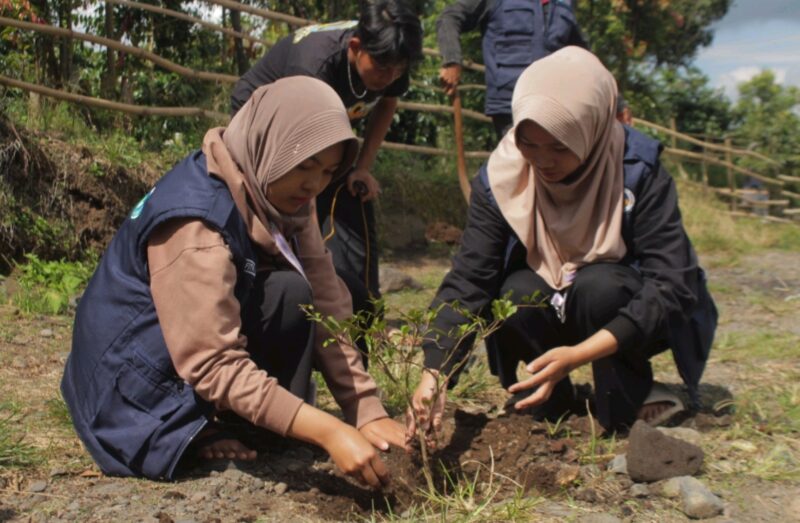 Mahasiswa KKN Universitas Negeri Padang bersama warga menanam bibit pohon pelindung di kawasan Pemandian Sedingin Salju, Desa Koto Periang, Kerinci.(Foto :Dok. KKN UNP Koto Periang)