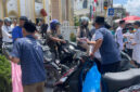Panitia Warung Buk Dorlan saat membagikan paket Jumat Berkah kepada masyarakat di Desa Gedang, Sungai Penuh, Jumat (7/8/2026).( Foto : PT. Tren Gen Horizon)