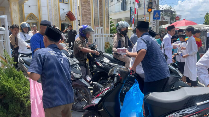 Panitia Warung Buk Dorlan saat membagikan paket Jumat Berkah kepada masyarakat di Desa Gedang, Sungai Penuh, Jumat (7/8/2026).( Foto : PT. Tren Gen Horizon)