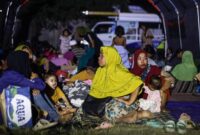 Warga berkumpul di tenda pengungsian pascagempa.(Foto : ANTARA FOTO/MEGA TOKAN)
