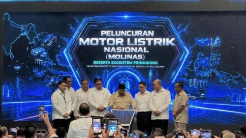 Presiden Prabowo Subianto saat meresmikan ekosistem Motor Listrik Nasional (Molinas) di fasilitas produksi Alva, Cikarang, Bekasi.(Foto : Eva/detikcom) 
