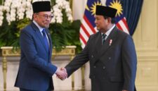 Presiden Prabowo Subianto bersama Perdana Menteri Malaysia Anwar Ibrahim saat melakukan pertemuan bilateral.(Foto: ANTARA FOTO/GALIH PRADIPTA)
