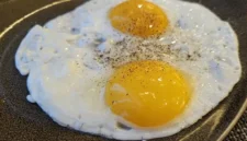 Telur bukan penyebab langsung bisul. Infeksi bakteri dan kebersihan kulit menjadi faktor yang lebih berkaitan.(Foto: Aditya Eka Prawira/Liputan6.com)