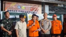Tim SAR gabungan melanjutkan pencarian lima jurnalis dan tiga awak kapal Arupadhatu 1 yang hilang di Selat Sunda.(Foto : liputan6.com)