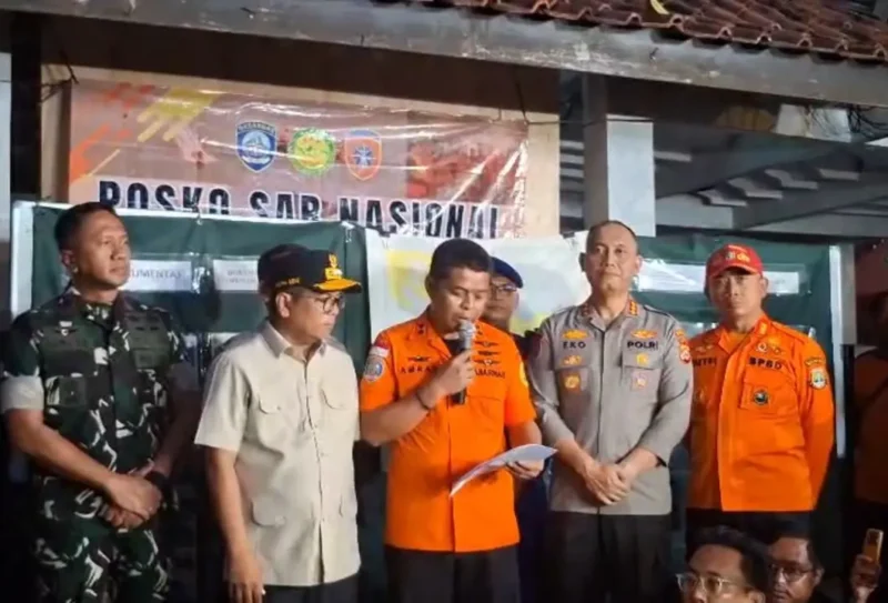 Tim SAR gabungan melanjutkan pencarian lima jurnalis dan tiga awak kapal Arupadhatu 1 yang hilang di Selat Sunda.(Foto : liputan6.com)