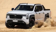 Mitsubishi Triton facelift diprediksi membawa sejumlah sentuhan desain dan teknologi dari Pajero terbaru.(Foto : carscoops)