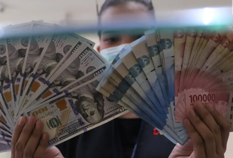 Rupiah kembali melemah terhadap dolar AS pada penutupan perdagangan Senin, 14 September 2026. (Foto : Liputan6.com/Angga Yuniar) 