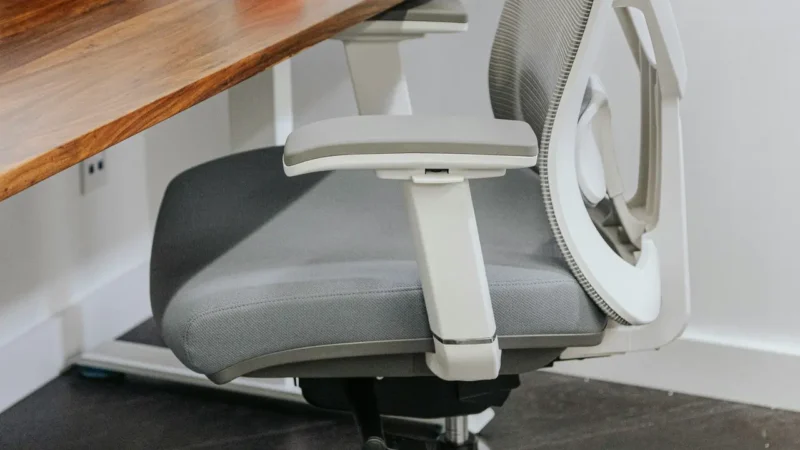 Kursi ergonomis membantu menopang tubuh dan menjaga kenyamanan saat bekerja. (foto : unsplash/liputan6.com)