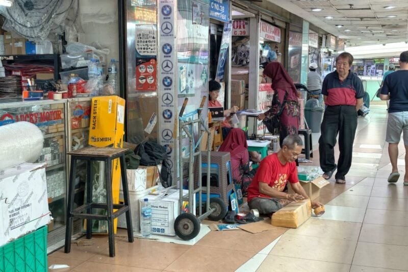 Aktivitas pedagang dan pembeli di bursa sparepart mobil Mal Atrium Senen, Jakarta Pusat.(Foto : KOMPAS.com/FATHAN)