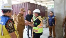 Wali Kota Sungai Penuh Alfin meninjau langsung progres pembangunan Pasar Sungai Penuh, Selasa (1/9/2026).(Foto : Prokopim Kota Sungai Penuh)