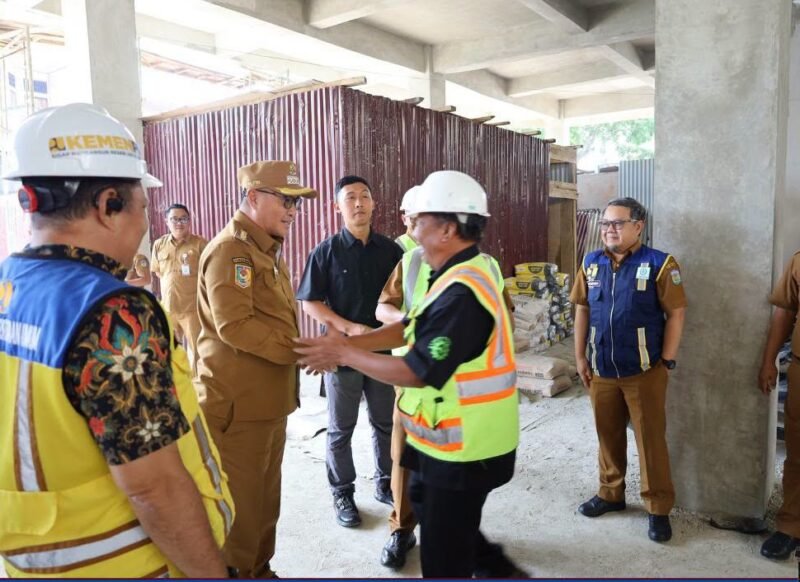 Wali Kota Sungai Penuh Alfin meninjau langsung progres pembangunan Pasar Sungai Penuh, Selasa (1/9/2026).(Foto : Prokopim Kota Sungai Penuh)