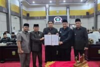 Wali Kota Sungai Penuh Alfin bersama pimpinan DPRD menandatangani Nota Kesepakatan Perubahan KUA dan PPAS Tahun Anggaran 2026.(Foto : Prokopim Kota Sungai Penuh)
