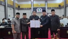 Wali Kota Sungai Penuh Alfin bersama pimpinan DPRD menandatangani Nota Kesepakatan Perubahan KUA dan PPAS Tahun Anggaran 2026.(Foto : Prokopim Kota Sungai Penuh)