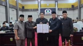 Wali Kota Sungai Penuh Alfin bersama pimpinan DPRD menandatangani Nota Kesepakatan Perubahan KUA dan PPAS Tahun Anggaran 2026.(Foto : Prokopim Kota Sungai Penuh)