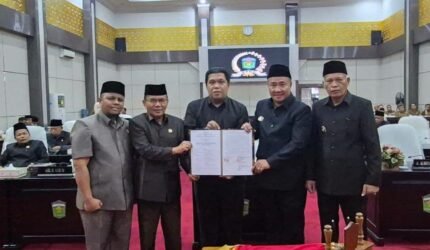 Wali Kota Sungai Penuh Alfin menandatangani Nota Kesepakatan Perubahan KUA PPAS 2026 bersama pimpinan DPRD