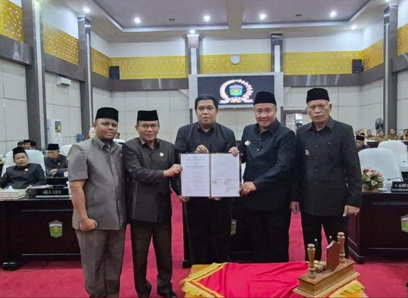 Wali Kota Sungai Penuh Alfin bersama pimpinan DPRD menandatangani Nota Kesepakatan Perubahan KUA dan PPAS Tahun Anggaran 2026.(Foto : Prokopim Kota Sungai Penuh)