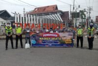 Ketua SMSI Kerinci-Sungai Penuh bersama Satlantas Polres Kerinci dan RRI Sungai Penuh membagikan masker gratis kepada pengendara di Kota Sungai Penuh, Kamis (10/9/2026).